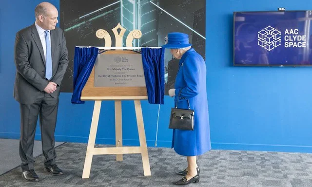 The Queen wore a royal blue velour coat by Stewart Parvin, a matching silk dress. Prince Albert's Sapphire brooch