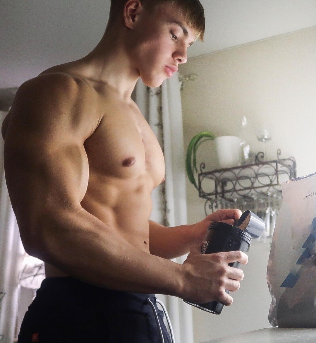 young-muscle-hunk-oliver-forslin-shirtless-beefy-teen-body