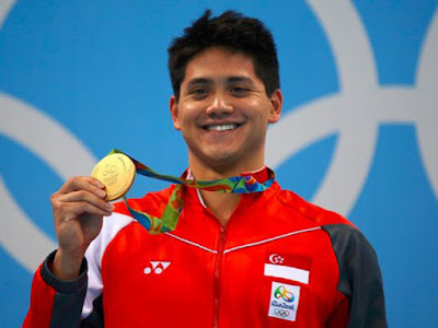   Biografi Joseph Schooling     Kehidupan Pribadi dan Keluarga   Joseph Schooling, lahir dan dibesarkan di Singapura, adalah generasi ketiga Singapura . Joseph Sekolah adalah satu-satunya anak dari Mei dan Colin Schooling, dan dari Eurasia etnis. Mei adalah Cina Malaysia dan Singapura penduduk tetap yang sebelumnya mewakili negara bagian Malaysia Perak di tenis; sementara Colin, seorang pengusaha yang lahir di Singapura dan dididik di Raffles Institution ., adalah pelari gawang dan polo air pemain yang mewakili Singapura dalam softball cucu Nya paman, Lloyd Valberg , Olympian Singapura pertama di Olimpiade 1948 . kakek besar Schooling adalah seorang perwira militer Inggris yang menikah lokal Portugis-Eurasia di Singapura. Sekolah menerima pendidikan utamanya di Anglo-Chinese School (SMP) di Singapura. Dia kemudian menghadiri Anglo-Chinese School (Independent) , tetapi meninggalkan saat berusia 14 setelah tahun kedua sekolah menengah bagi AS. Dia menyelesaikan pendidikan menengah di Sekolah Bolles di Jacksonville, Florida , sebelum memasuki University of Texas .   Ketika ia berusia 13, Tim Swim AS memiliki persinggahan di sebuah kamp pelatihan di Singapura dalam perjalanan ke Olimpiade 2008 di Beijing. Ada Sekolah bertemu perenang Michael Phelps , sumber inspirasi baginya sebagai perenang, [10] dan siapa ia kemudian akan mengalahkan di 100 meter kupu-kupu di Olimpiade 2016 , memenangkan