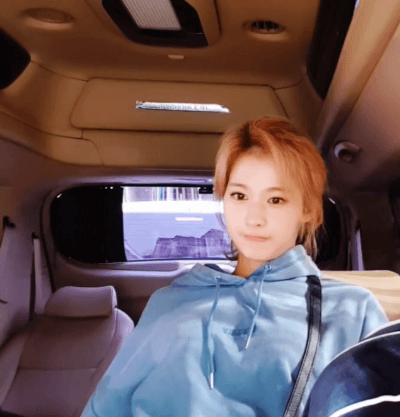머리 정리하는 볼빵빵 사나