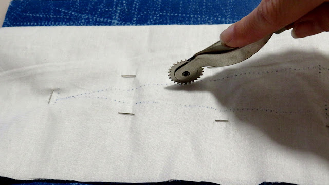 Marcado de costura de pinza con ruleta sobre papel de calco