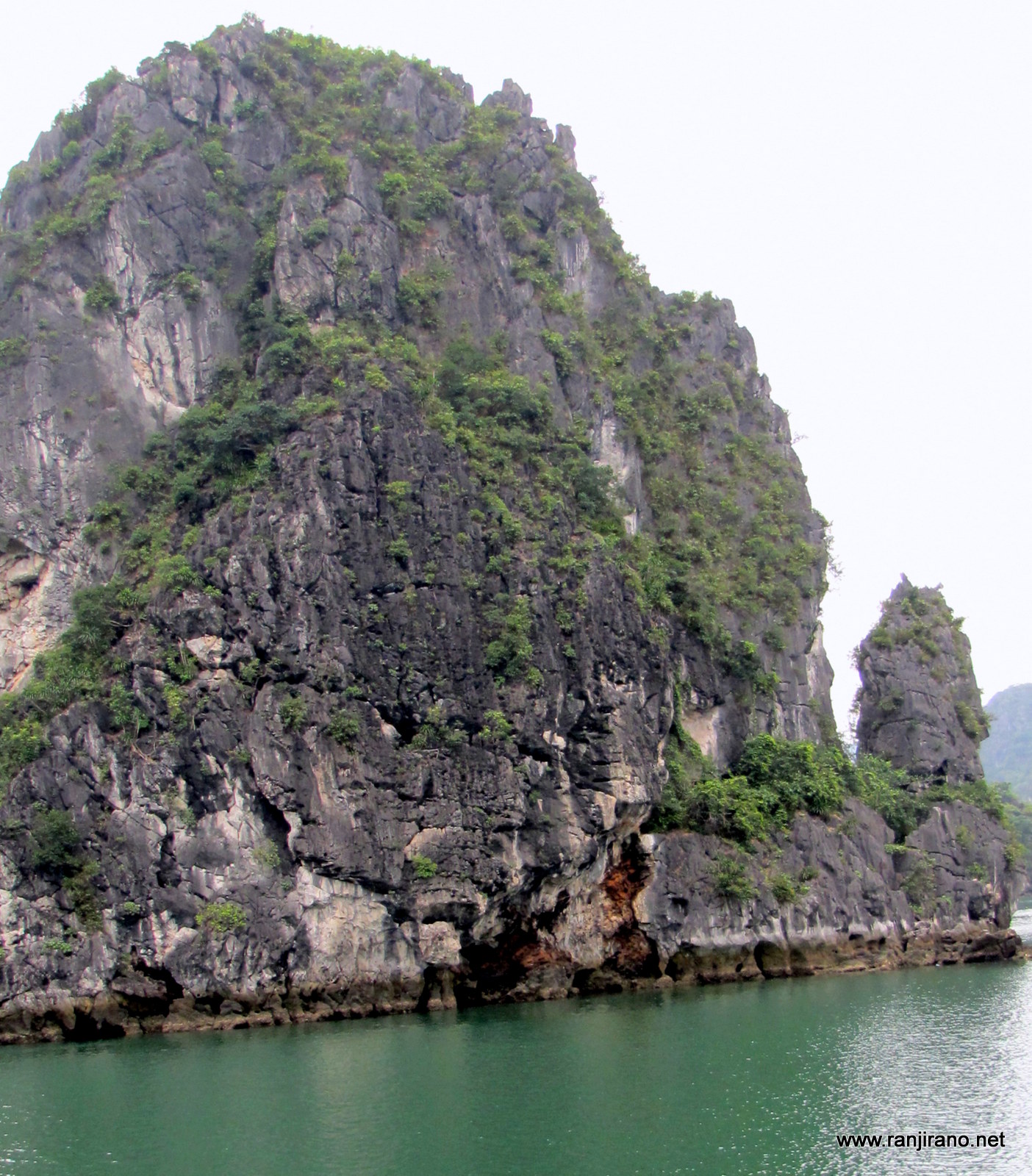 La baie d'Along et ses fabuleux rochers Paysages et Fleurs au fil de