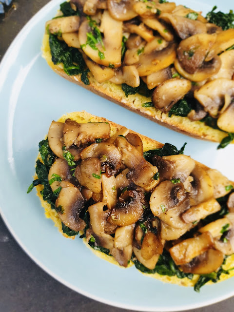 Tartine Cu Spanac Si Ciuperci Sotate Cu Usturoi