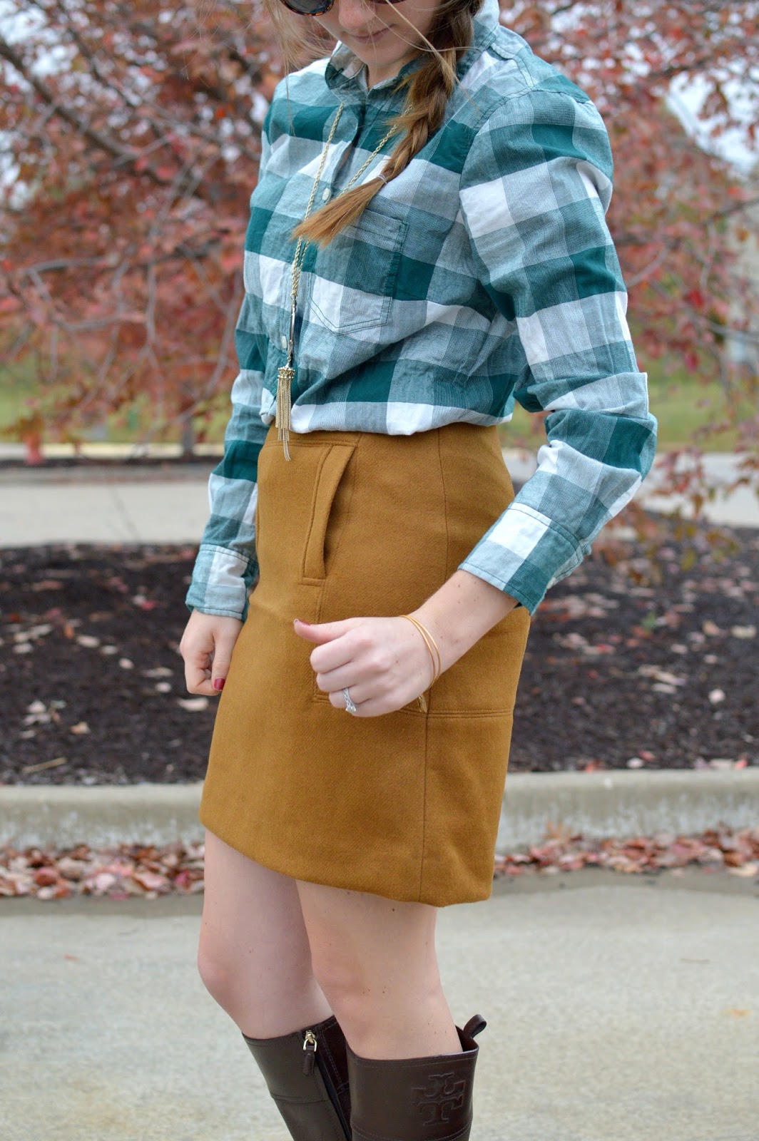 how to style a suede skirt