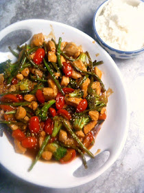 Chicken, Green Beans & Tomato Stir Fry:  Juicy tender chicken, crunchy green beans, and bursts of fresh tomatoes tossed in a killer sauce will give you goosebumps and have you reaching for seconds. - Slice of Southern