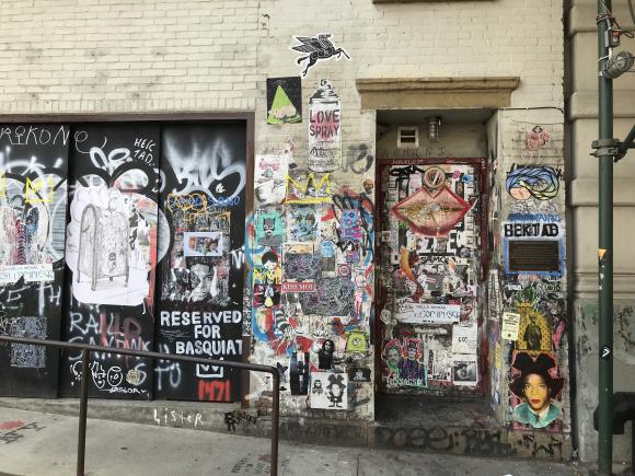 entrada de la casa de basquiat