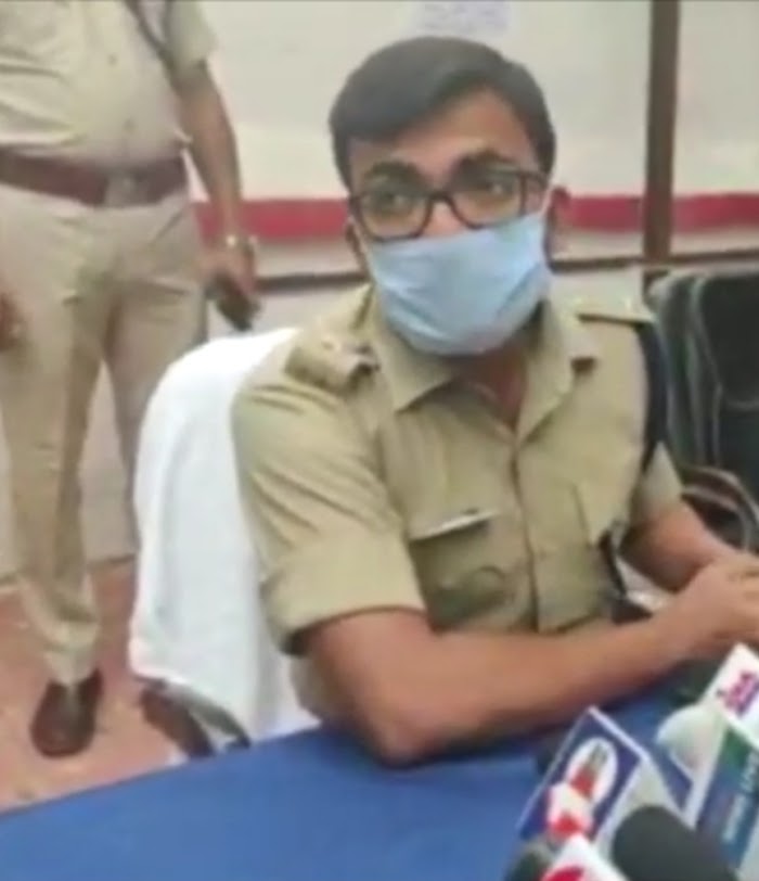 शातिर अंदाज से चोरी को अंजाम देने वाले 6 अपराधी गिरफ्तार, लाखों रुपए के आभूषण और नकदी बरामद।।