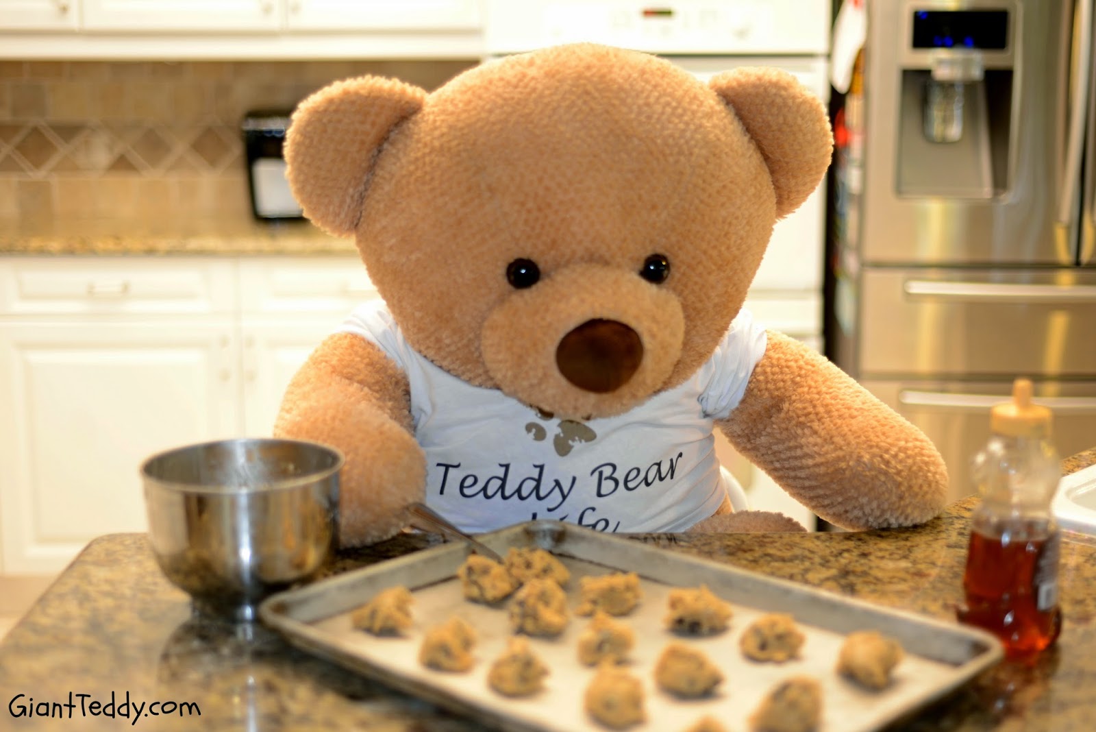 Big teddy bear making cookies