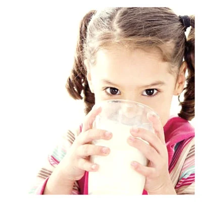 Beber leche entera Puede reducir el riesgo de Obesidad en los Niños