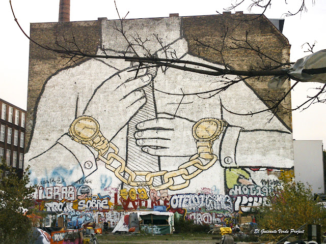 Mural 'Chains' de Blu y JR - Berlin, por El Guisante Verde Project