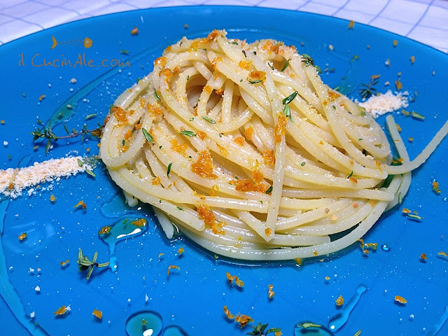 spaghetti con colatura di alici, scorzetta d'arancia e polvere di tarallo pugliese