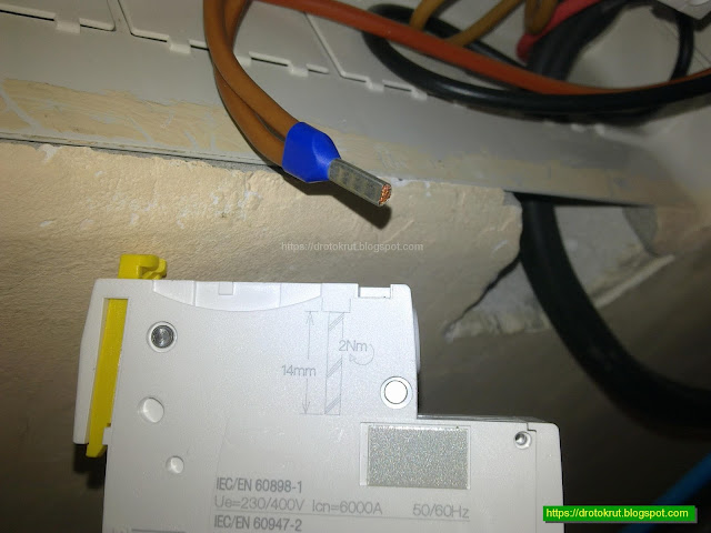 розетка под напряжением