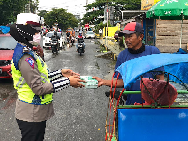 Berburu Berkah di Hari Jumat, Sat Lantas Polres Bone Bagi-bagi Makanan dan Masker