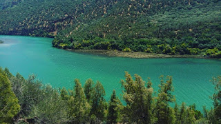 بحيرة بين الويدان الموجودة في منطقة بين الويدان تتشكل من نهر أساكا بالأساس وتحتوي على أنواع عديدة من الأسماك.