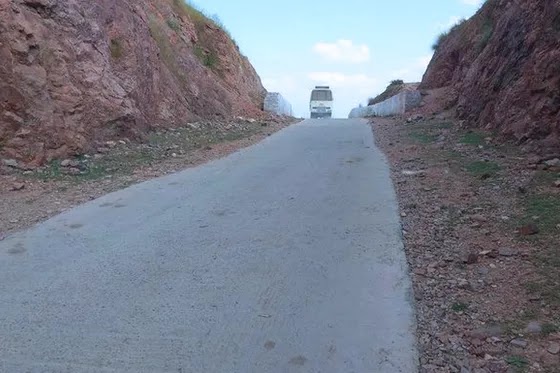 Carretera Gehlaur-Wazirganj, sobre el pasaje hecho por Dashrath Manjhi.