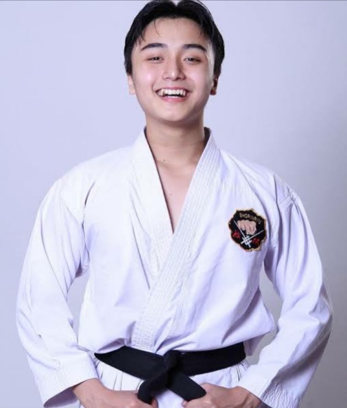 Biodata, Profil Aktor Ganteng Leon Dozan - Suryadom.com