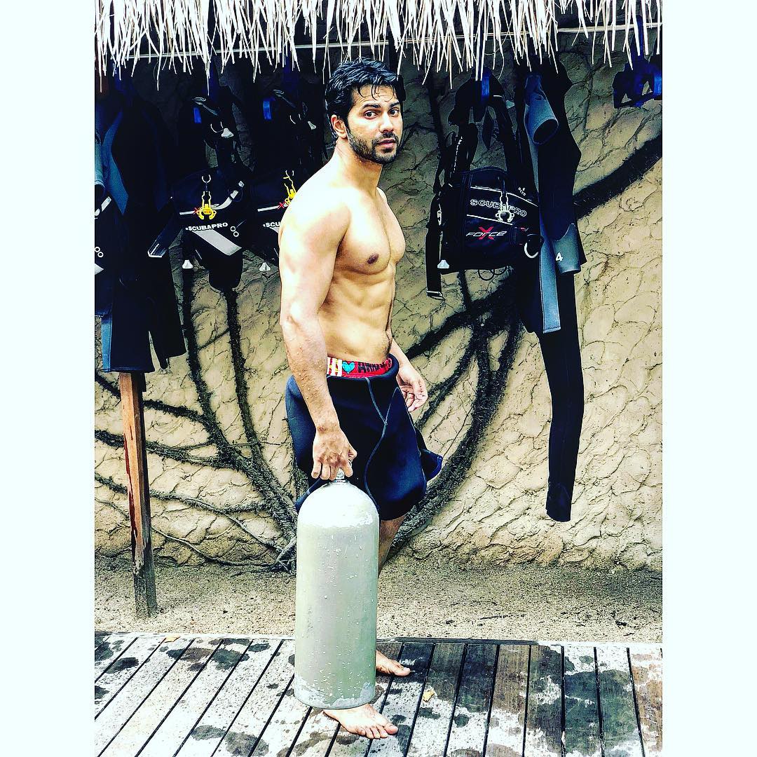 Shirtless Bollywood Men Varun Dhawan Topless At The Beach