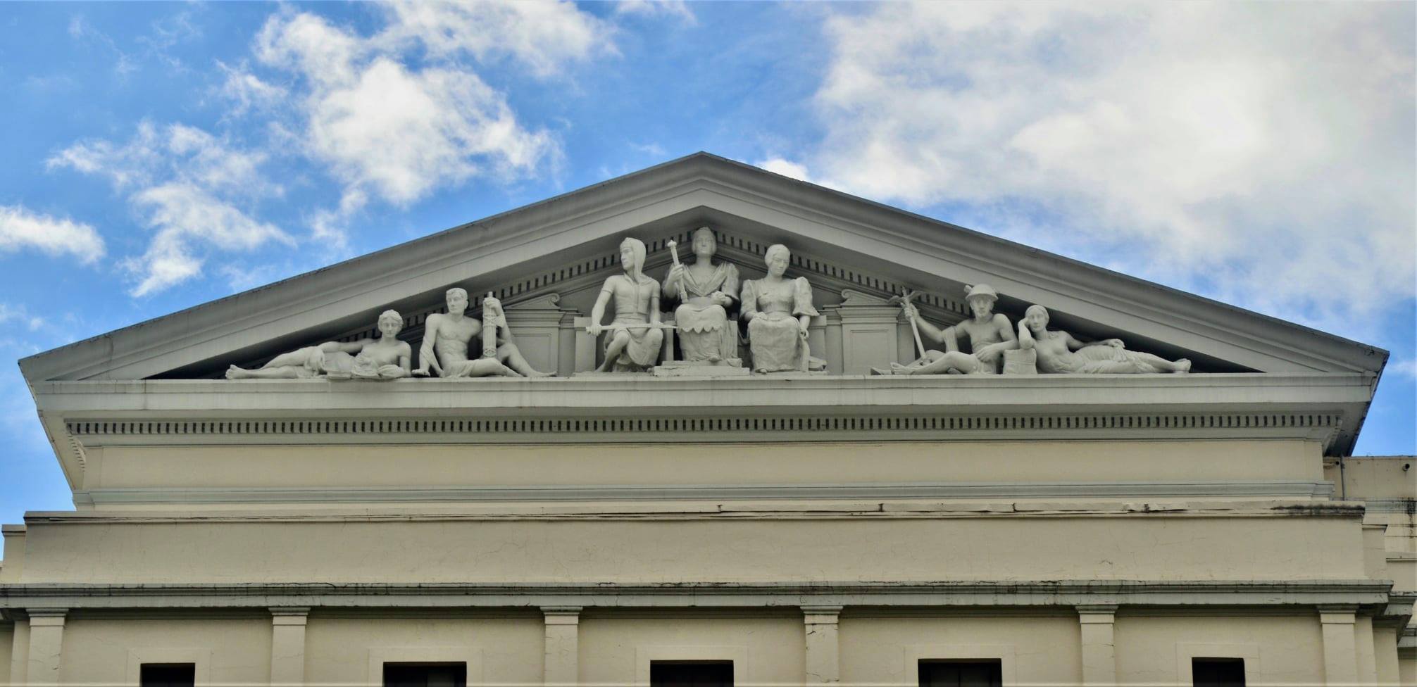ornamentation and sculptural group of work at the top of the building were attributed to Otto Fischer-Credo, Walter Strauss, Vidal Tampinco and Ramon Martinez.