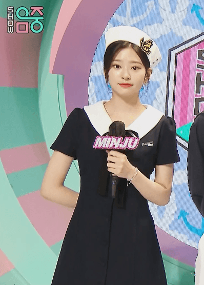 아이즈원> 마린룩 입은 음악중심 MC 김민주