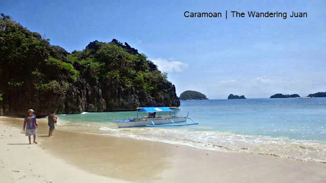 island hopping in Caramoan