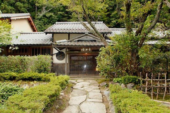 《溫泉屋小女將》劇照03-電影溫泉屋原型為京都溫泉旅館「美山莊」(取自網路)