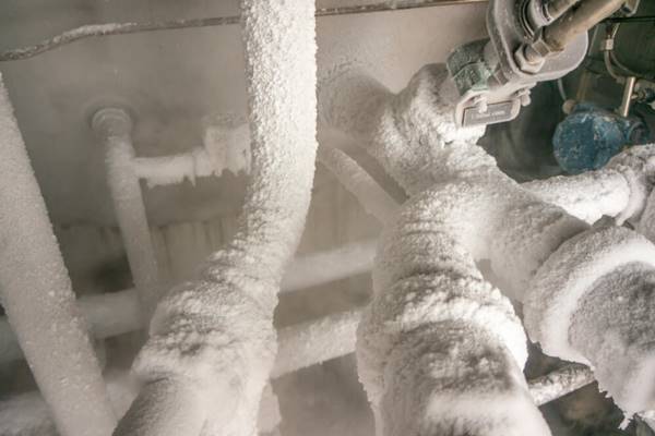 Cục nóng của máy lạnh bị đóng tuyết ở đầu đẩy
