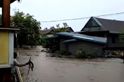 Ngeri! Rumah Beserta Penghuninya Terseret Banjir di Sulsel
