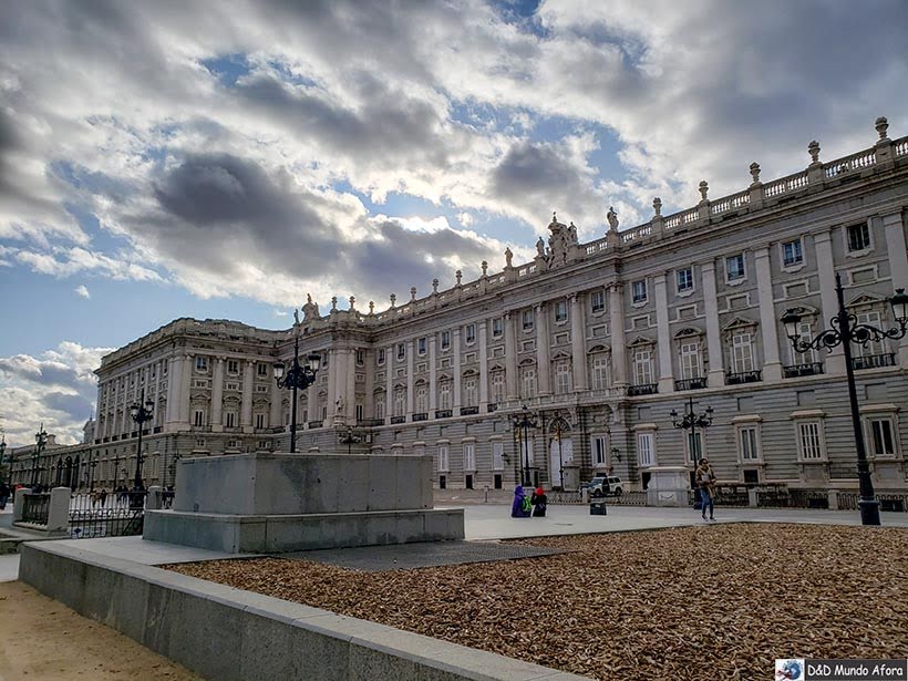 Lateral do Palácio Real de Madri: O que fazer em Madrid, Espanha