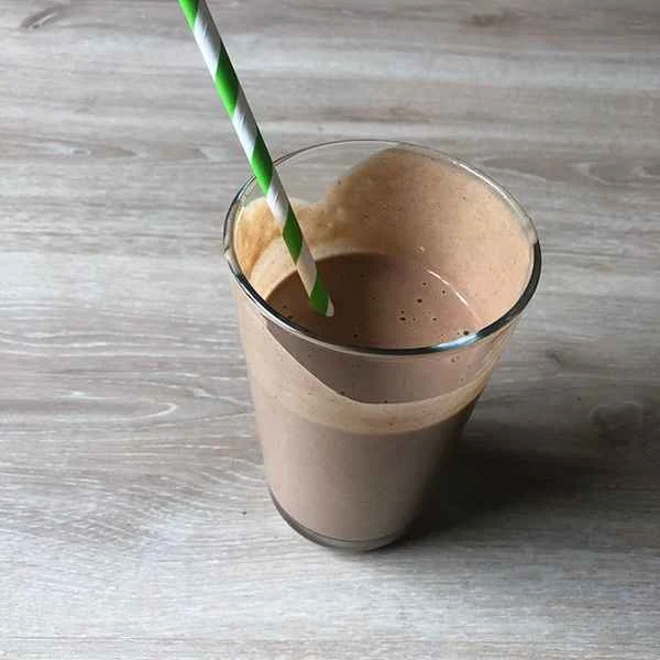 CHOCOLATE PEANUT BUTTER PROTEIN SMOOTHIE