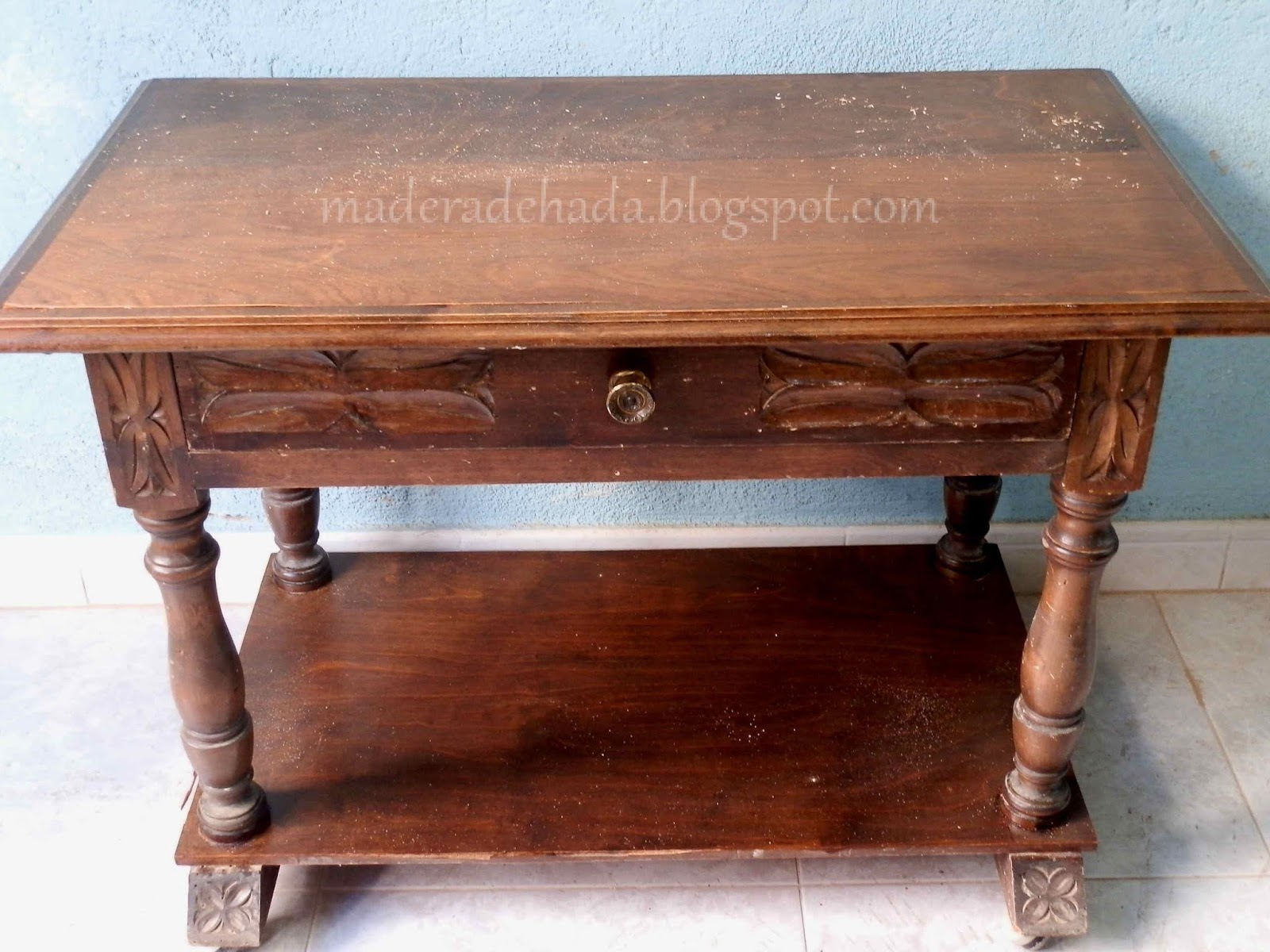 Mueble antiguo pintado. Madera de hada