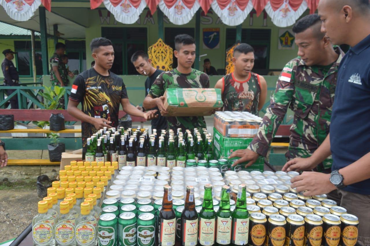 Satgas Pamtas TNI Gagalkan Ratusan Botol Miras Selundupan Asal Malaysia  Kalbar News