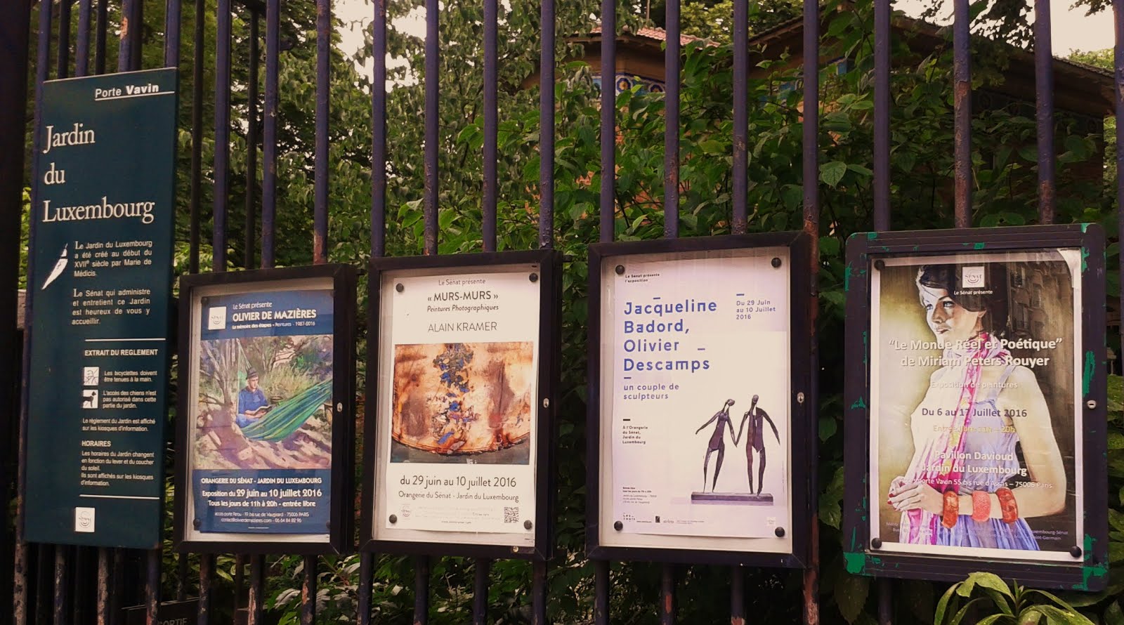 Quelle joie et honneur de voir mon affiche sur les grilles du jardin du Luxembourg à Paris