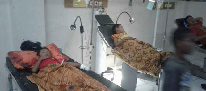 Puluhan Warga Tual Keracunan Makanan Puluhan warga Kota Tual dilarikan ke RSUD Karel Sadsuitubun Langgur, diduga keracunan memakan roti, saat acara tahlilan di salah satu rumah warga, jalan Lorong Citra, Kota Tual, Rabu (2/8).