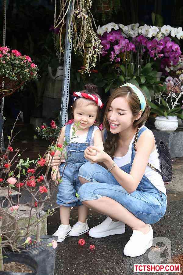 Cadie thích thú cùng Elly Trần dạo phố đầu xuân Cadie thích thú cùng Elly Trần dạo phố đầu xuân