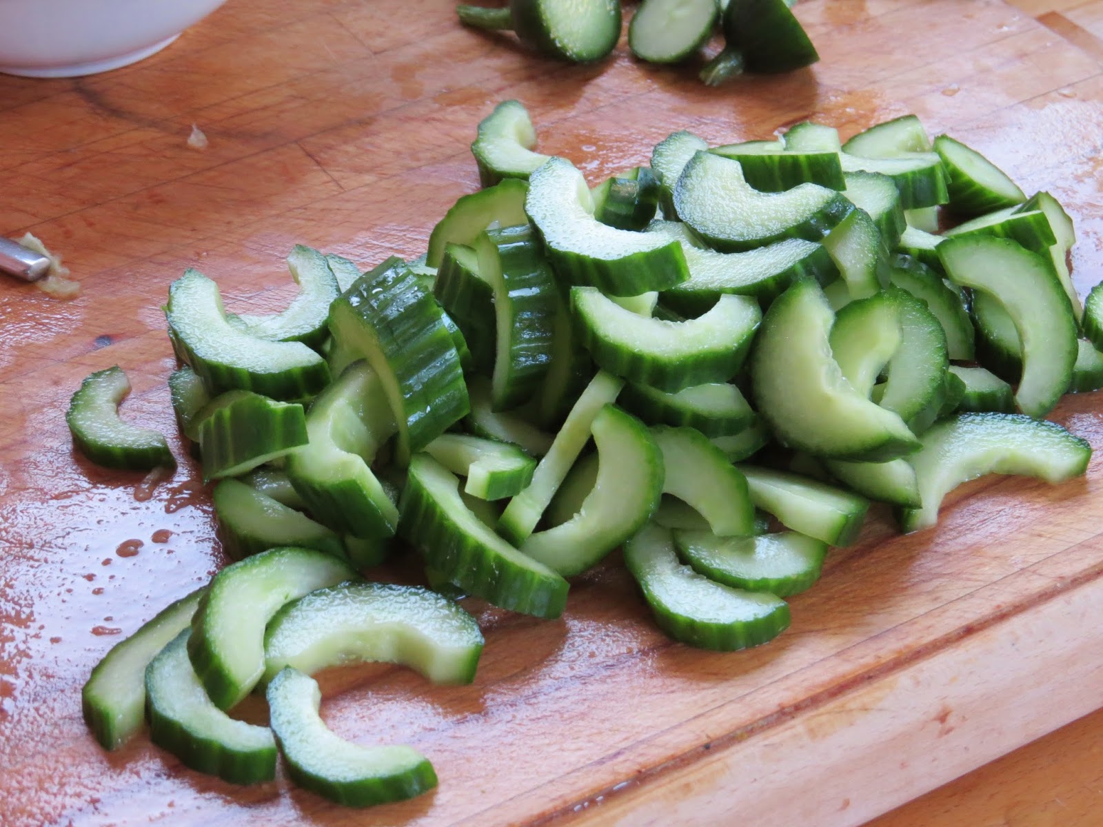 Ломтик огурца. Нарезка огурцов ломтиками. Мелко нарезанный огурец. Крупно нарезаем огурец. Нарезанный огурец кубиками.