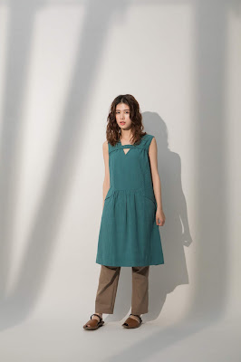 屋頂上的長餐桌背心洋裝-薄荷（綠格）模特兒實穿