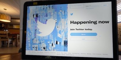 Twitter ha introdotto degli avvisi che invitano le persone a rivedere i contenuti potenzialmente offensivi nei loro tweet