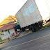 Caminhão desgovernado atinge casa no Jardim Bela Vista, em Cornélio Procópio