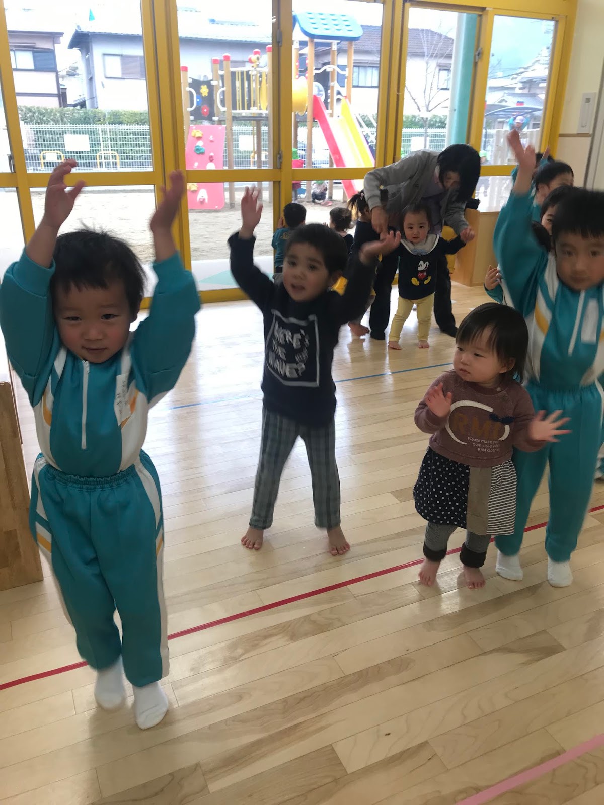 奈良県保育園 香芝市保育園 せいか保育園｜のびのびBLOG りす組☆こあら組さんとダンスをしました！