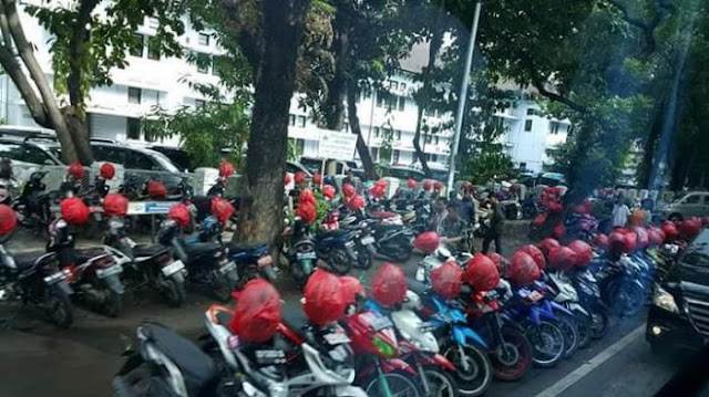 Cegah Aksi Gabut, Tukang Parkir Mulia Ini Bungkusi Satu-persatu Helm yang Diparkir