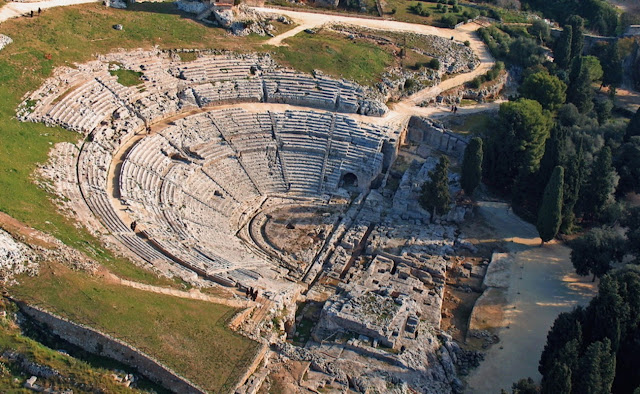 Развалины греческого театра в Сиракузах
