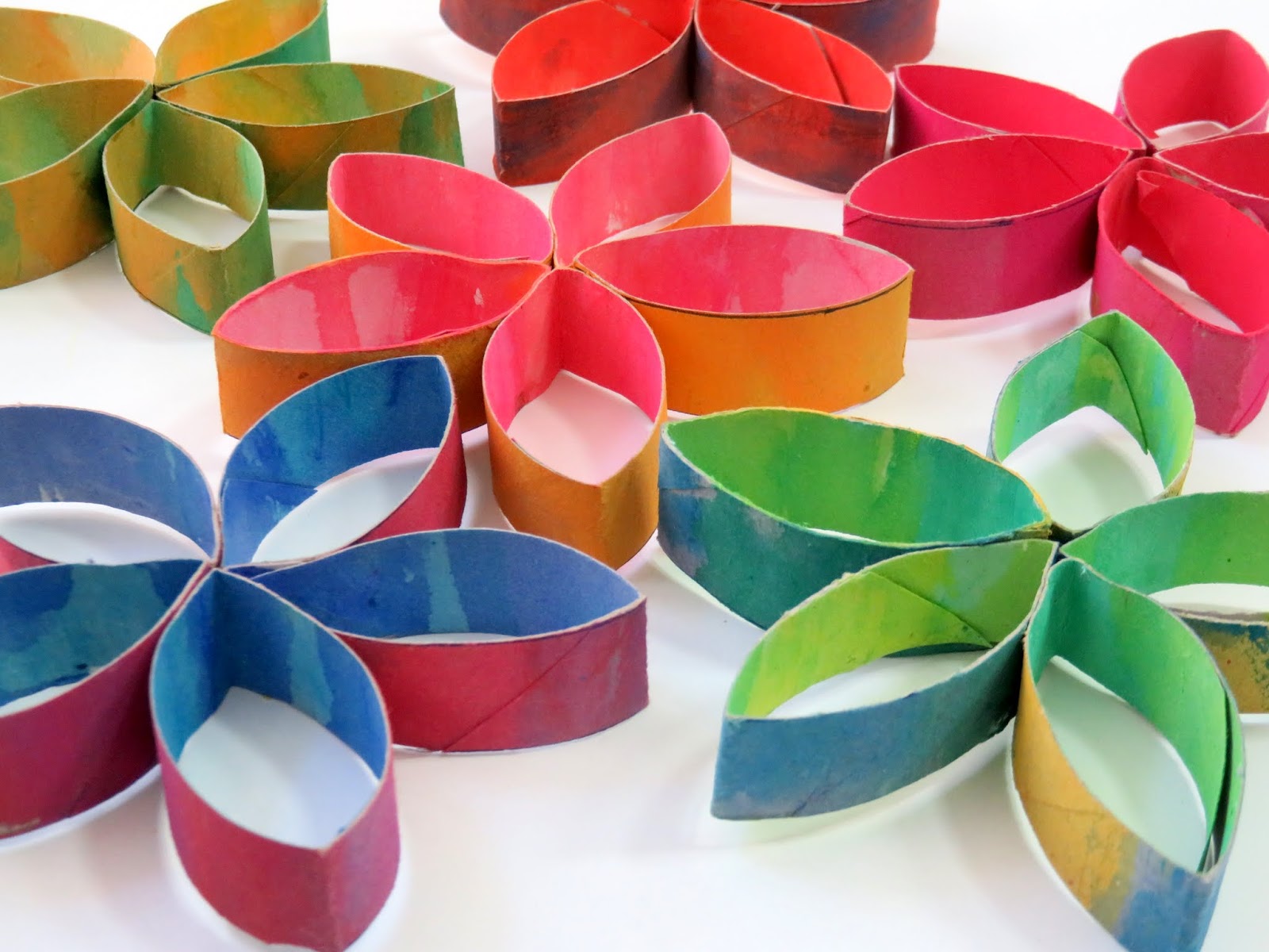 Bodenseewellen: Bunte Blumen aus Papprollen