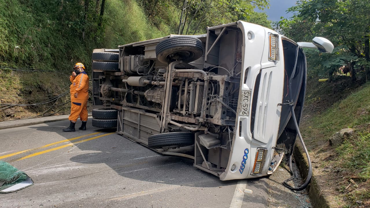 Siete heridos deja volcamiento de colectiva en antigua vía Bogotá