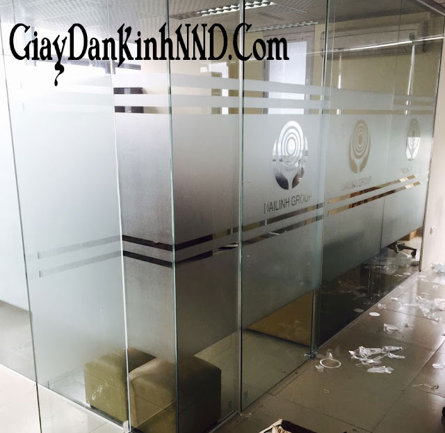 Mẫu dán kính mờ kết hợp với logo cho vách ngăn phòng Mẫu dán kính mờ kết hợp với logo cho vách ngăn phòng