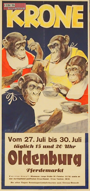 quatre chimpanzés à table mange la soupe 