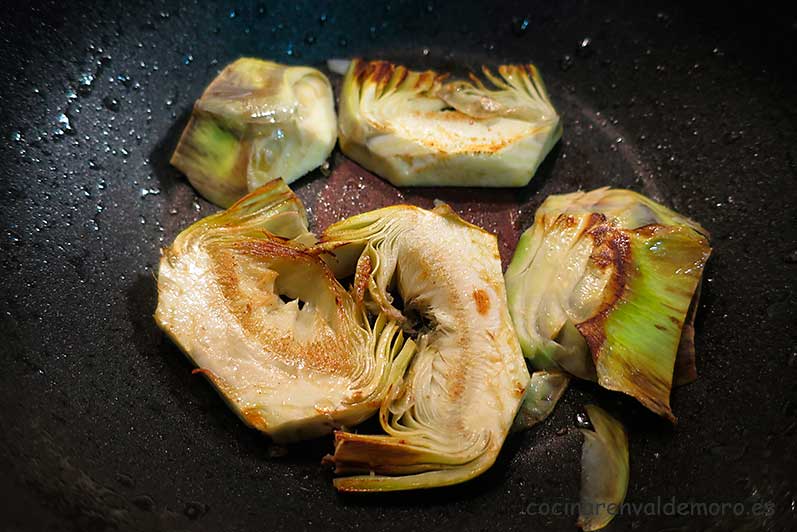 Haciendo las alcachofas a la plancha