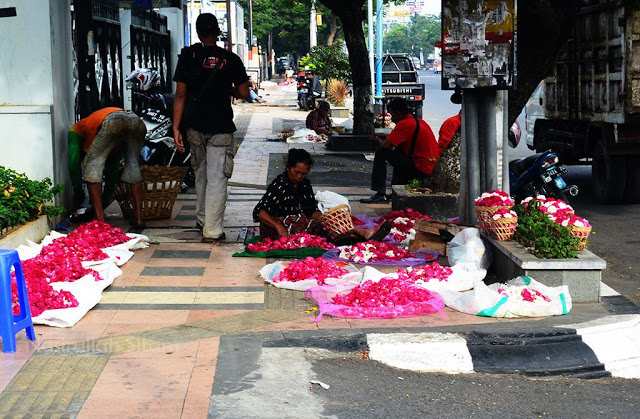 Jualan bunga di salah satu titik jalan Pandanaran Semarang