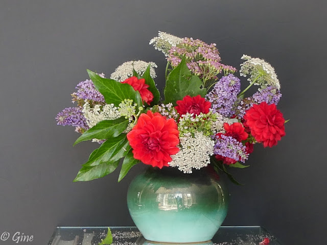 Arrangement floral en soie artificielle en rose & blanc dans vase noir torsadée
