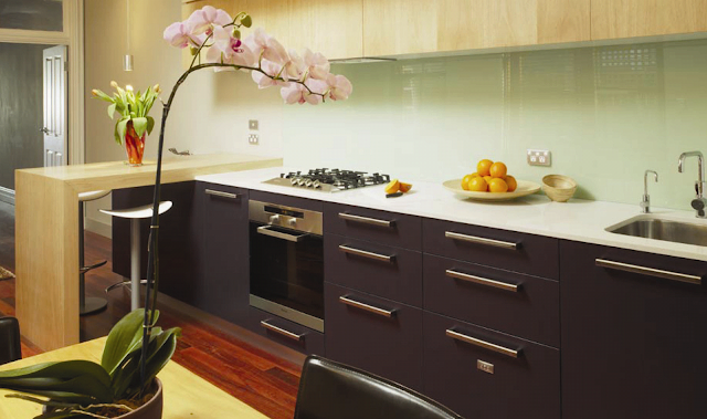 cocina berenjena y madera clara2 cocina