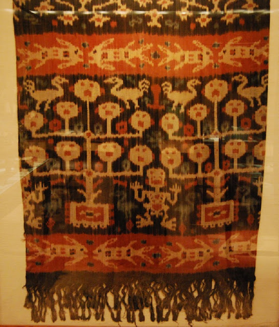 Мужская одежда хингги, хлопчатобумажная ткань, окрашенная в технике икат и сама называемая икат (нити окрашивались до тканья, отсюда слегка размытые контуры изображений). Сумба, Индонезия, 19-й в.